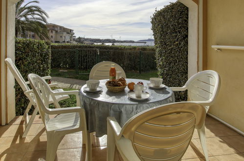 Photo 1 - 1 bedroom Apartment in Six-Fours-les-Plages with swimming pool and sea view