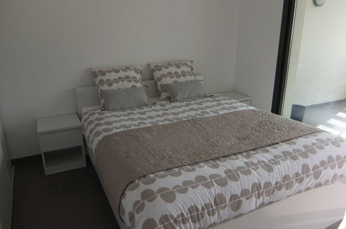 Foto 10 - Appartamento con 2 camere da letto a Saint-Cyprien con piscina e vista mare