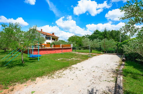 Foto 23 - Appartamento con 2 camere da letto a Tinjan con piscina privata e giardino