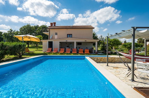 Foto 2 - Casa con 5 camere da letto a Pićan con piscina privata e giardino