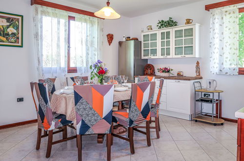 Photo 9 - 5 bedroom House in Pićan with private pool and garden