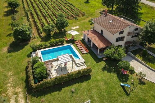 Foto 1 - Casa con 5 camere da letto a Pićan con piscina privata e giardino