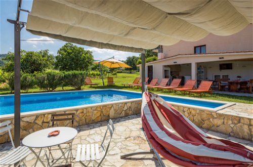 Foto 9 - Casa con 5 camere da letto a Pićan con piscina privata e terrazza