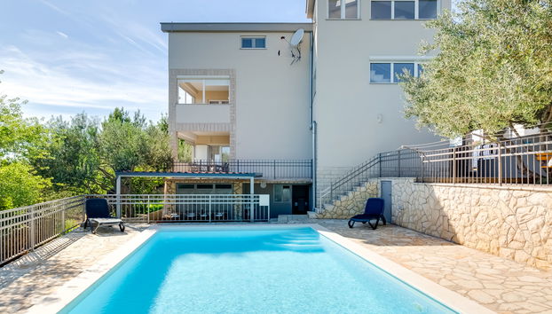 Apartamento de 3 quartos em Jasenice com piscina e terraço - Foto 3