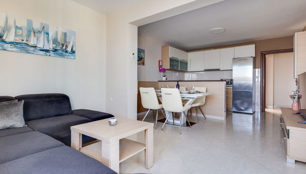 Apartamento de 3 quartos em Jasenice com piscina e terraço - Foto 5