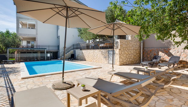 Apartamento de 3 quartos em Jasenice com piscina e terraço - Foto 2