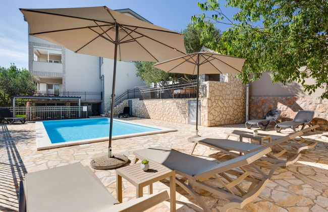 Apartamento de 3 quartos em Jasenice com piscina e terraço - Foto 2