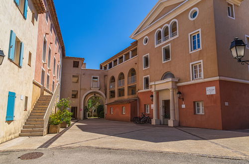 Photo 16 - 2 bedroom Apartment in Six-Fours-les-Plages with swimming pool and terrace
