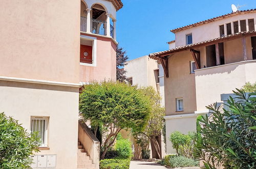 Photo 24 - 2 bedroom Apartment in Six-Fours-les-Plages with swimming pool and terrace