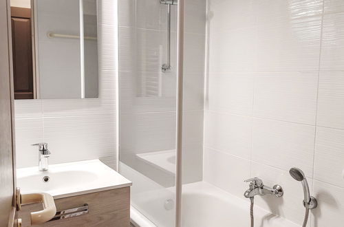 Foto 11 - Apartamento de 2 quartos em Six-Fours-les-Plages com piscina e terraço