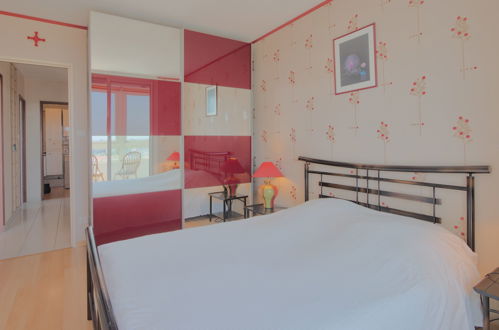 Foto 8 - Appartamento con 2 camere da letto a Les Sables-d'Olonne con vista mare