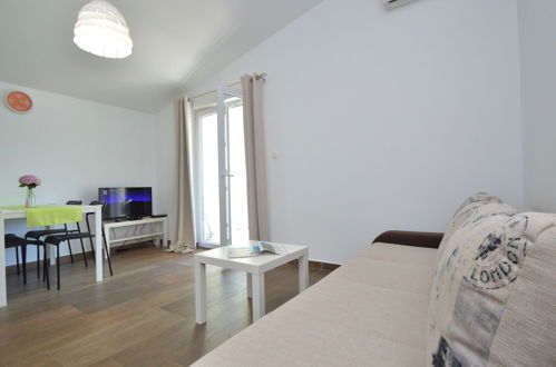 Foto 5 - Appartamento con 1 camera da letto a Tribunj con terrazza e vista mare