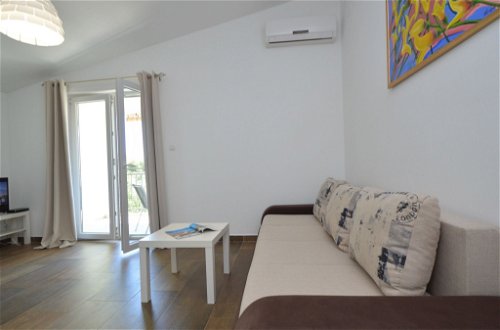 Foto 2 - Apartamento de 1 quarto em Tribunj com terraço e vistas do mar