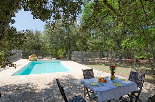 Foto 14 - Casa de 2 habitaciones en Régusse con piscina privada y jardín