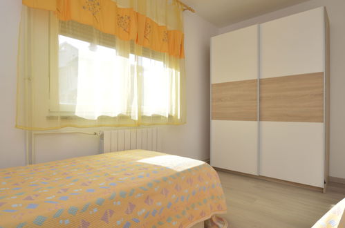 Foto 16 - Appartamento con 3 camere da letto a Pola con terrazza e vista mare