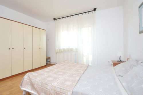 Foto 12 - Appartamento con 3 camere da letto a Pola con terrazza e vista mare