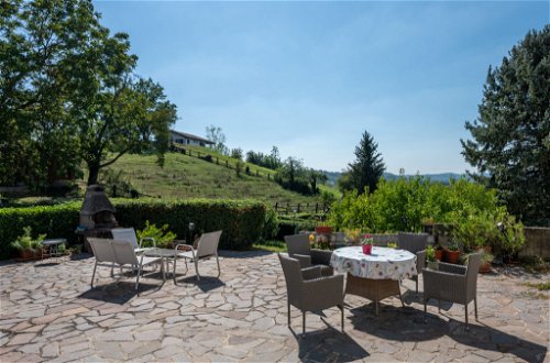Foto 16 - Apartamento de 3 habitaciones en Azzano d'Asti con piscina y jardín