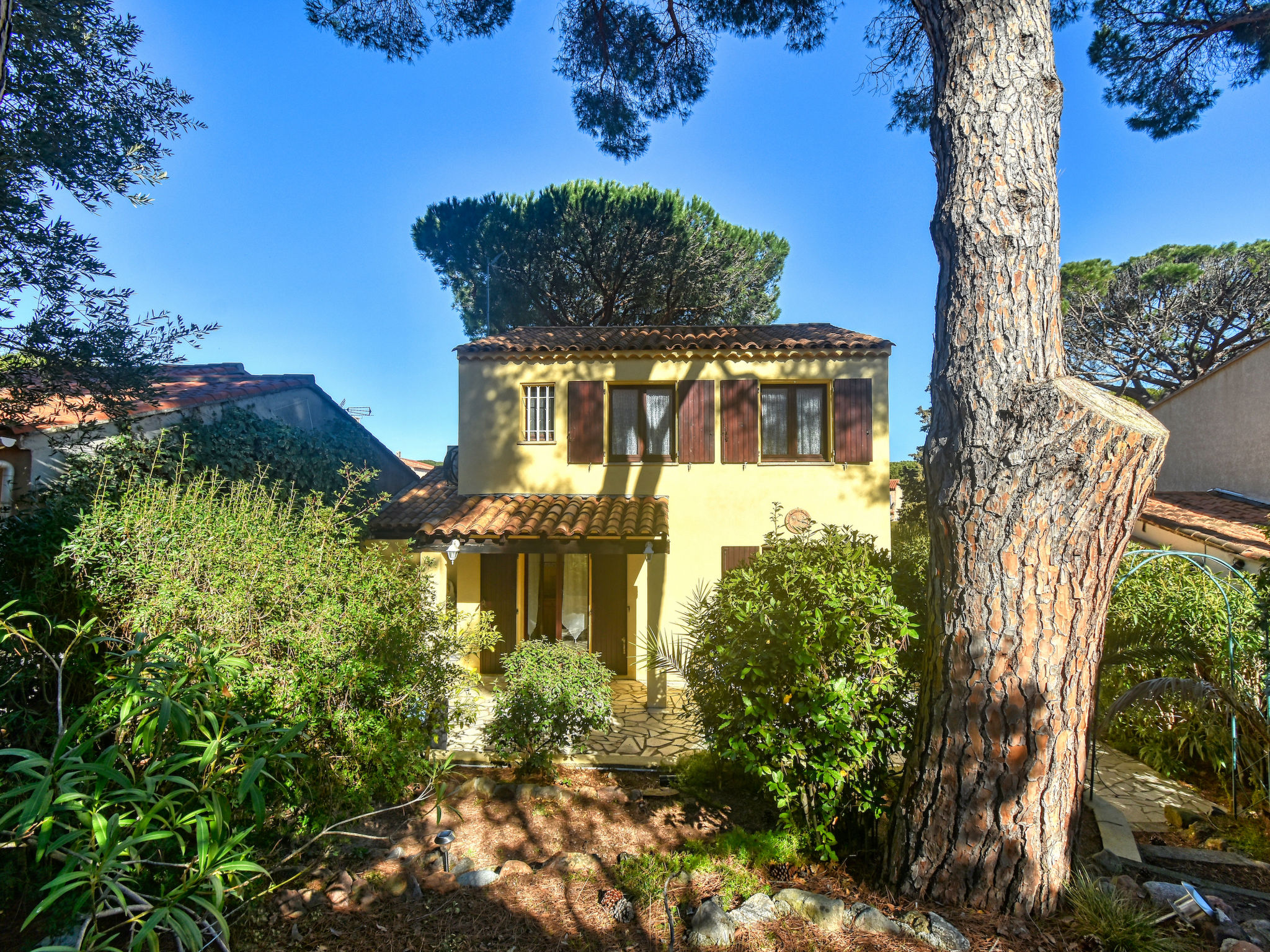 Foto 35 - Casa de 4 quartos em Fréjus com jardim e vistas do mar