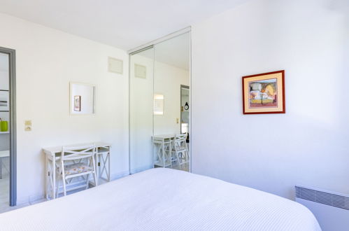 Foto 13 - Appartamento con 2 camere da letto a Rayol-Canadel-sur-Mer con vista mare