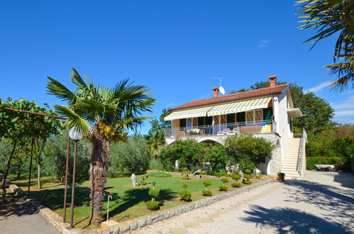 Photo 16 - Maison de 4 chambres à Omišalj avec jardin et vues à la mer