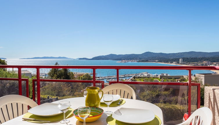 Foto 1 - Apartamento de 2 quartos em Le Lavandou com piscina e vistas do mar