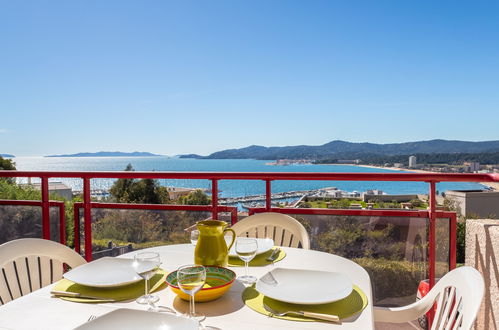 Foto 1 - Appartamento con 2 camere da letto a Le Lavandou con piscina e vista mare