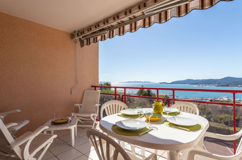 Photo 2 - 2 bedroom Apartment in Le Lavandou with swimming pool and sea view