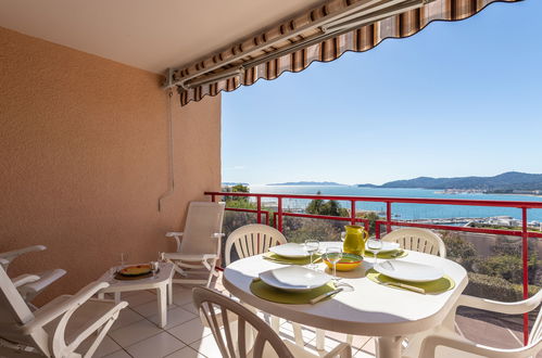 Photo 2 - Appartement de 2 chambres à Le Lavandou avec piscine et terrasse