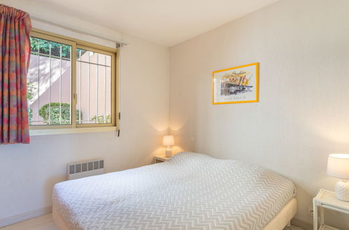 Foto 14 - Appartamento con 2 camere da letto a Le Lavandou con piscina e vista mare