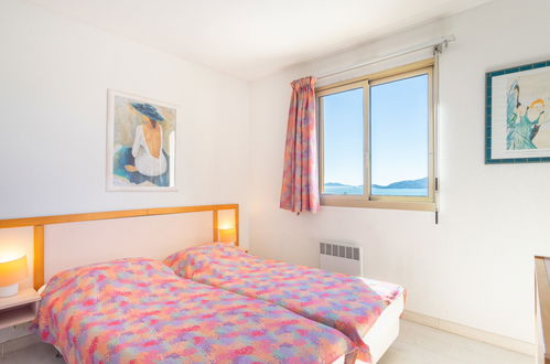 Foto 12 - Appartamento con 2 camere da letto a Le Lavandou con piscina e vista mare