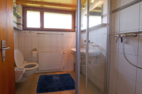 Foto 9 - Appartamento con 4 camere da letto a Luzein con piscina