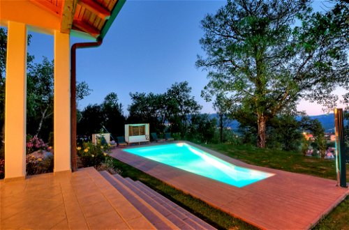 Foto 25 - Casa de 4 quartos em Buzet com piscina privada e jardim