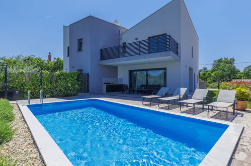 Photo 1 - Maison de 3 chambres à Poreč avec piscine privée et vues à la mer