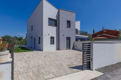 Foto 32 - Casa con 3 camere da letto a Poreč con piscina privata e giardino