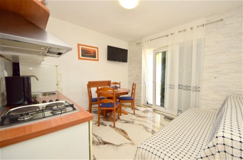 Foto 8 - Apartamento de 1 habitación en Okrug con piscina y vistas al mar