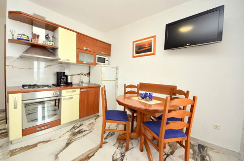 Foto 7 - Appartamento con 1 camera da letto a Okrug con piscina e vista mare