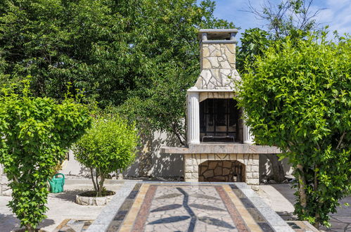 Foto 19 - Casa de 6 quartos em Labin com piscina privada e jardim