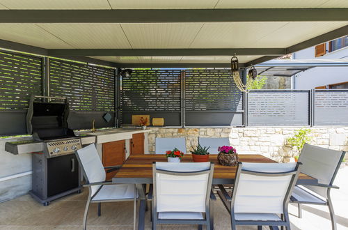 Foto 43 - Casa de 2 quartos em Kršan com piscina privada e jardim