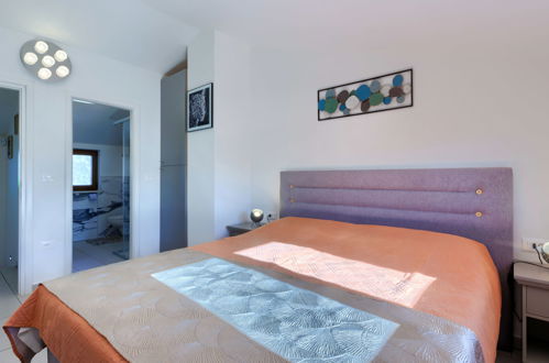 Foto 31 - Casa con 2 camere da letto a Kršan con piscina privata e vista mare