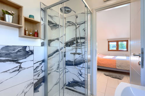 Foto 29 - Casa con 2 camere da letto a Kršan con piscina privata e vista mare
