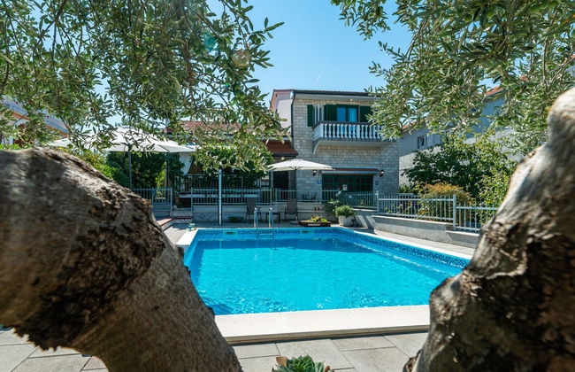 Casa de 4 quartos em Bilice com piscina privada e jardim - Foto 3