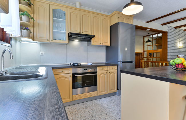 Casa de 4 quartos em Bilice com piscina privada e jardim - Foto 12