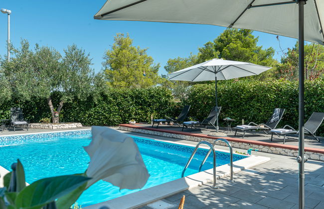 Casa de 4 quartos em Bilice com piscina privada e jardim - Foto 2