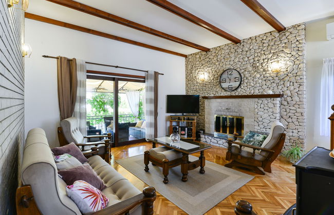 Casa de 4 quartos em Bilice com piscina privada e jardim - Foto 5