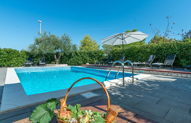 Casa de 4 quartos em Bilice com piscina privada e jardim - Foto 1