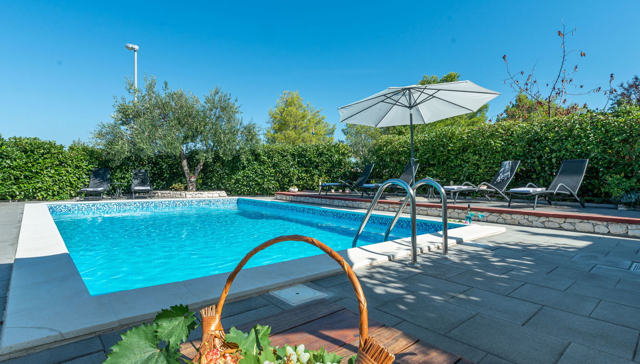 4 bedroom House in Bilice with private pool and garden - Photo 1
