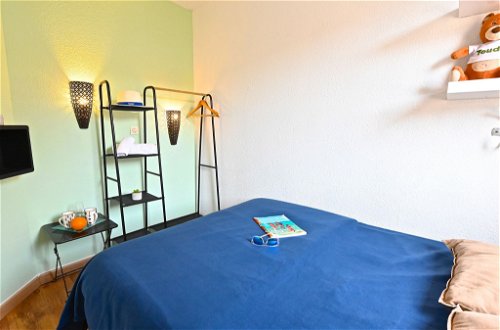 Foto 9 - Apartment mit 1 Schlafzimmer in Saint-Raphaël mit schwimmbad und blick aufs meer