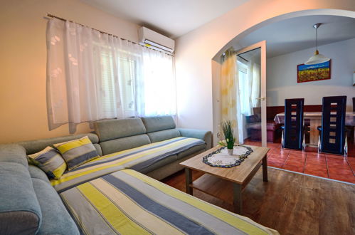 Foto 3 - Appartamento con 2 camere da letto a Crikvenica con terrazza