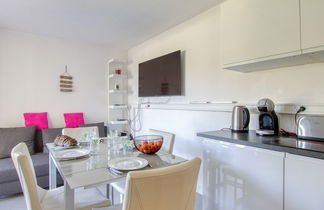 Photo 1 - 1 bedroom Apartment in Six-Fours-les-Plages with swimming pool and sea view