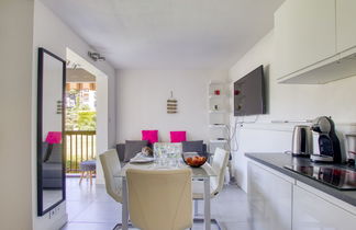 Photo 3 - 1 bedroom Apartment in Six-Fours-les-Plages with swimming pool and sea view